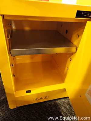 Lote de 2 Gabinetes de Almacenamiento de Inflamables JustRite Requisitos de aire 4 GALS.  4 Galones