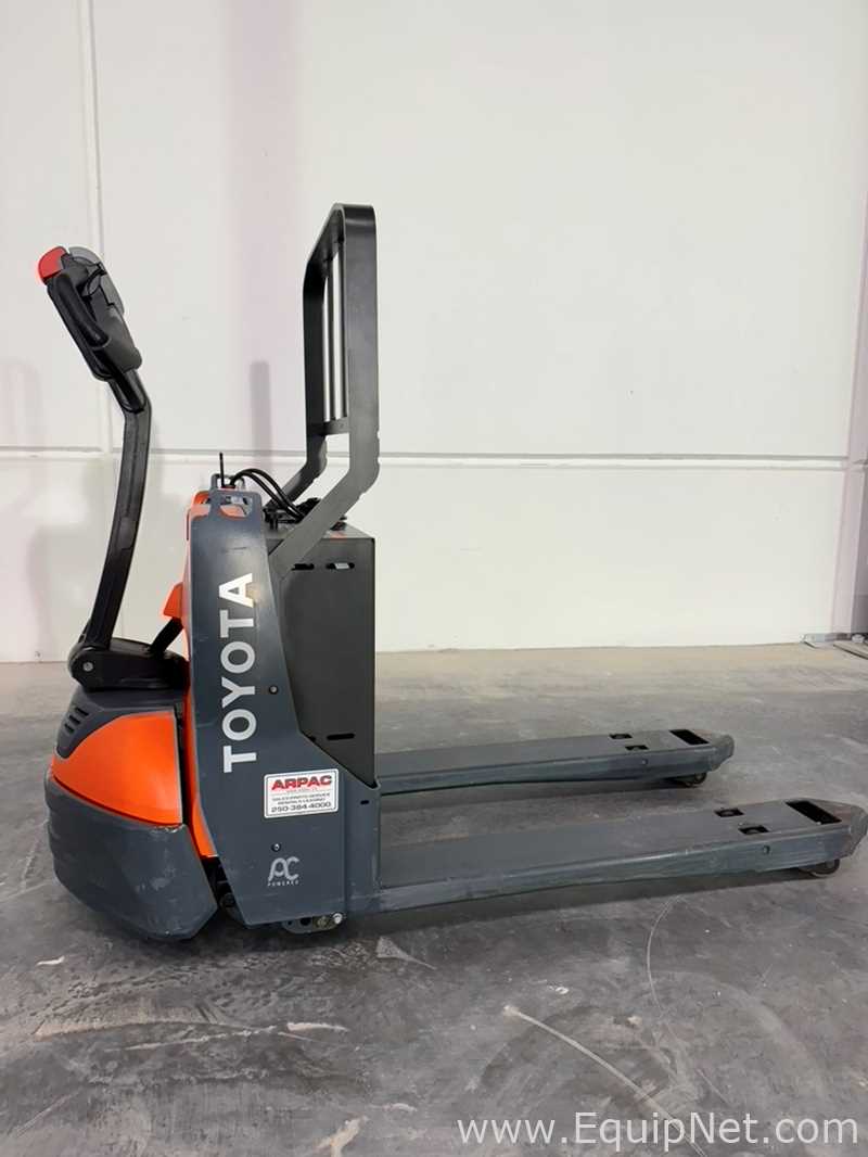 Toyota 8HBW23 Pallet Jack