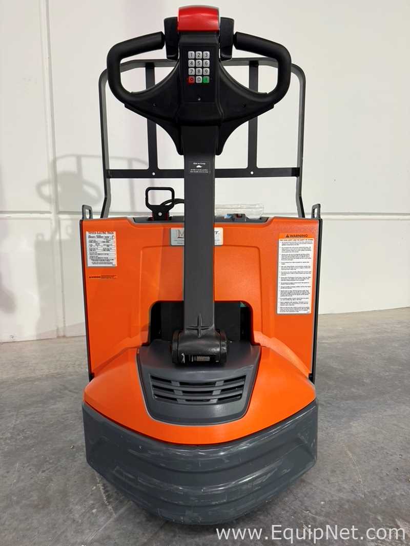 Toyota 8HBW23 Pallet Jack
