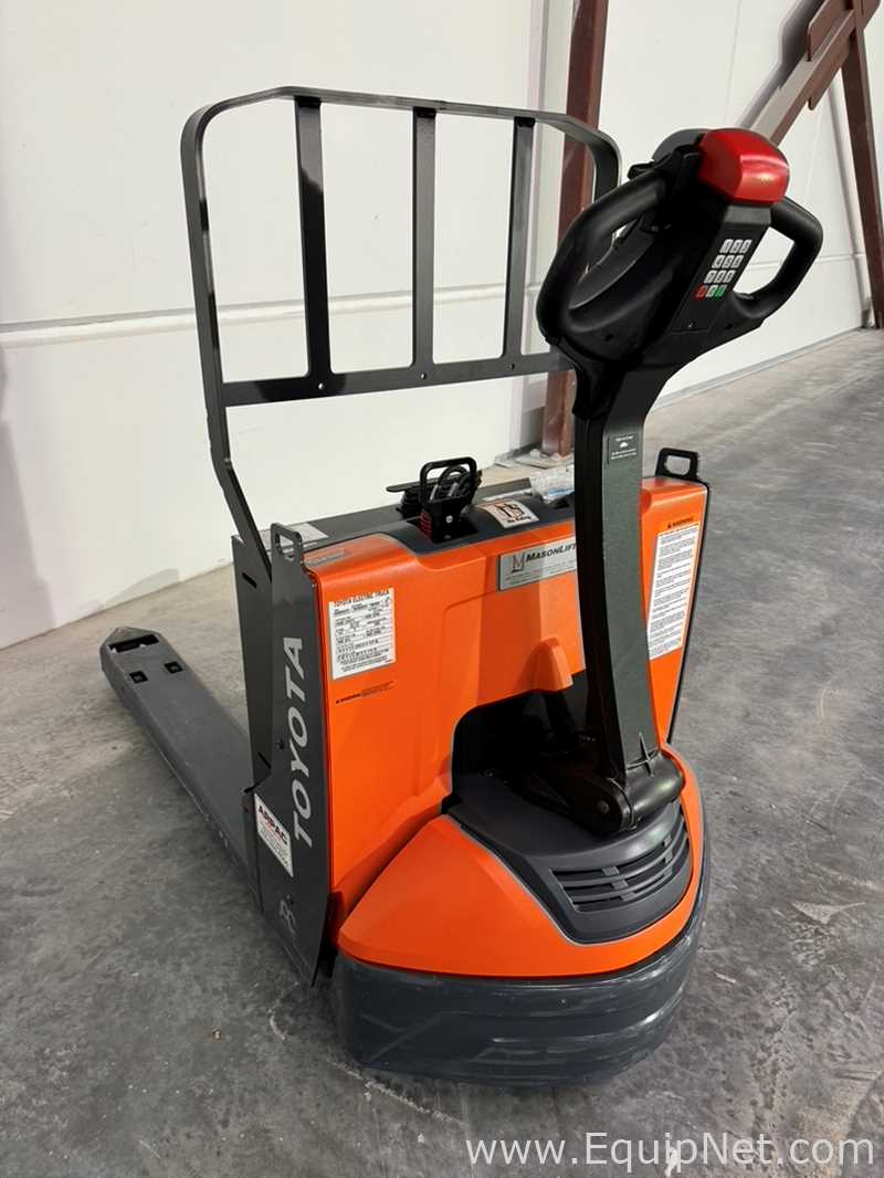 Toyota 8HBW23 Pallet Jack