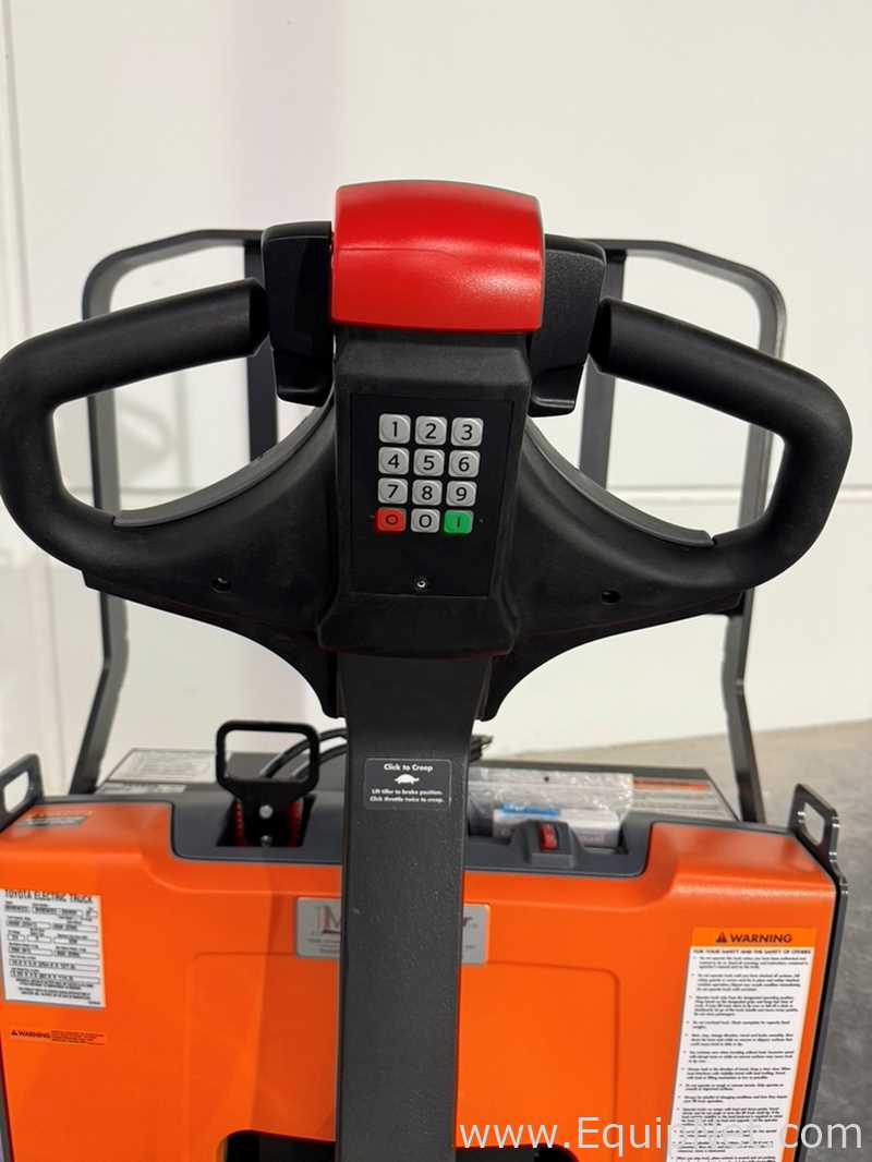 Toyota 8HBW23 Pallet Jack