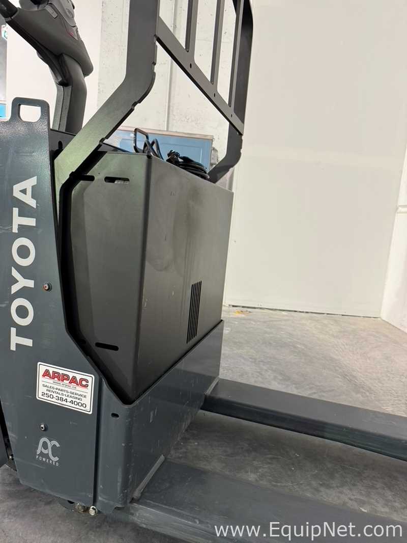 Toyota 8HBW23 Pallet Jack