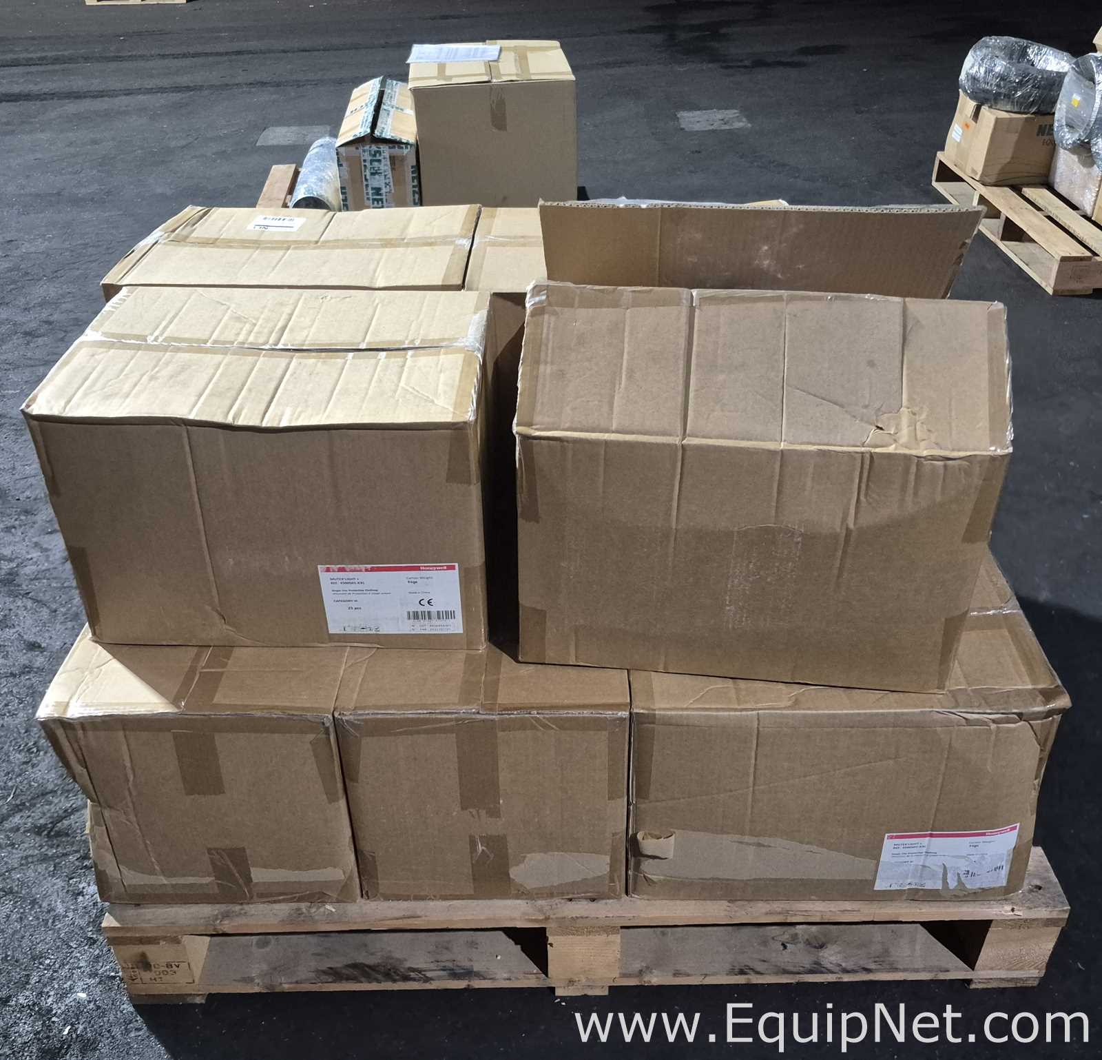 Lot of Tyvek Suit - Size XXL - Pallet No 106