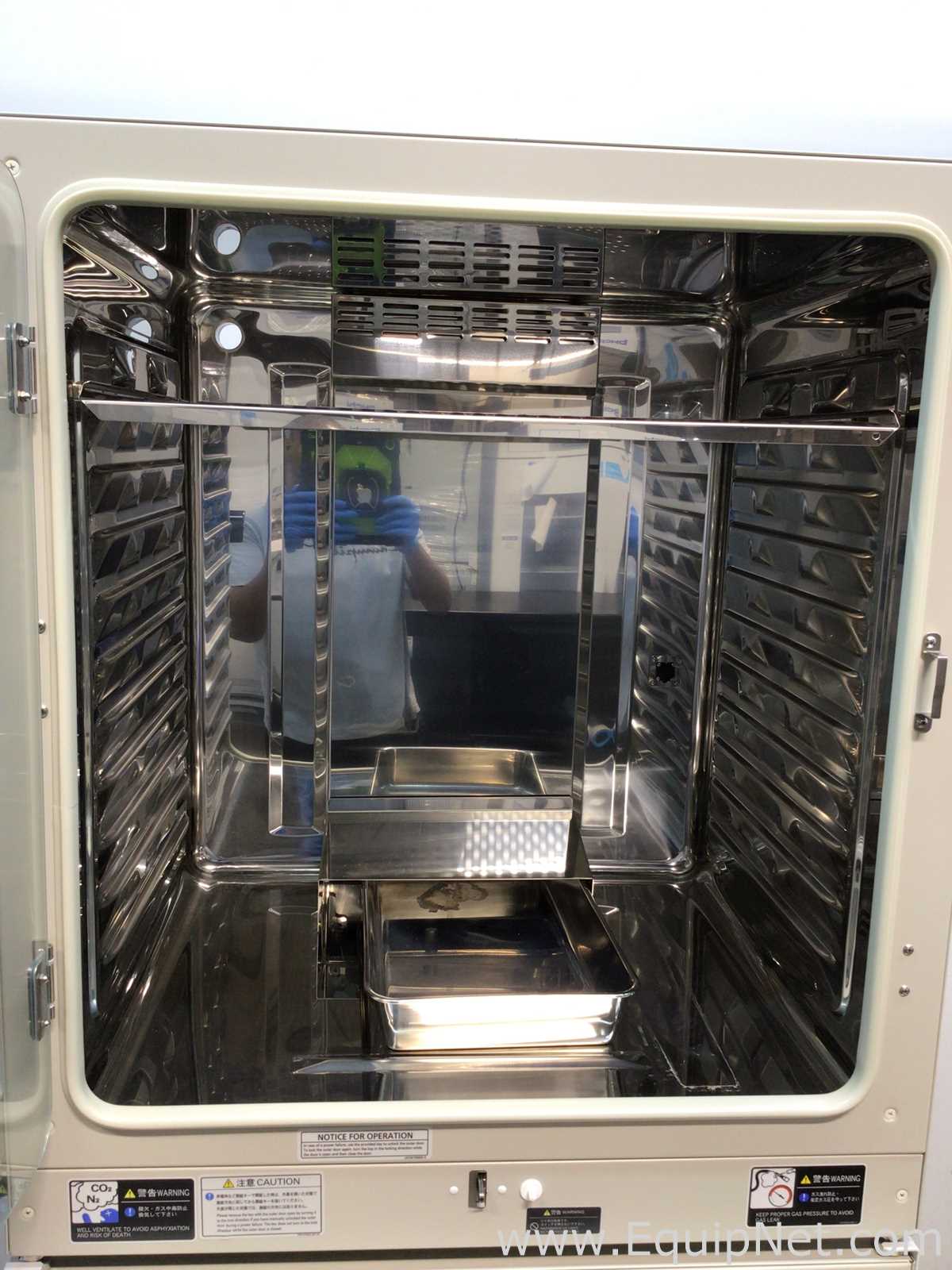 PHCBI MCO-230AICUVLG-PA Cell-IQ Double Stacked CO2 Incubator With 2 H2O2 Generators