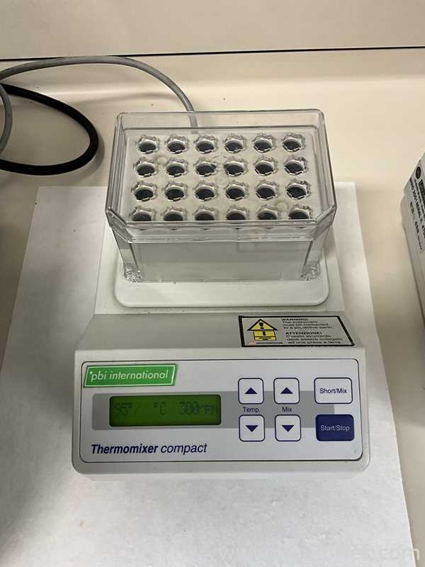 lote de  2 Misturador para Laboratórios Eppendorf Thermomixer Compact