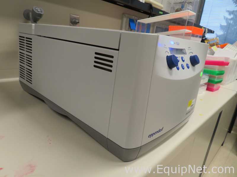 Centrífuga para Laboratórios Eppendorf 5702 R