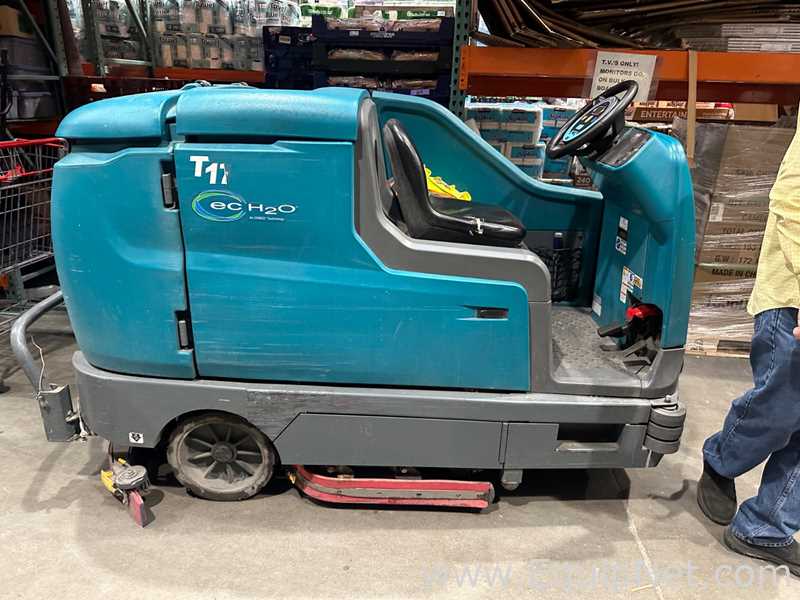 Tennant T17 Battery-Powered Ride-On Floor Scrubber