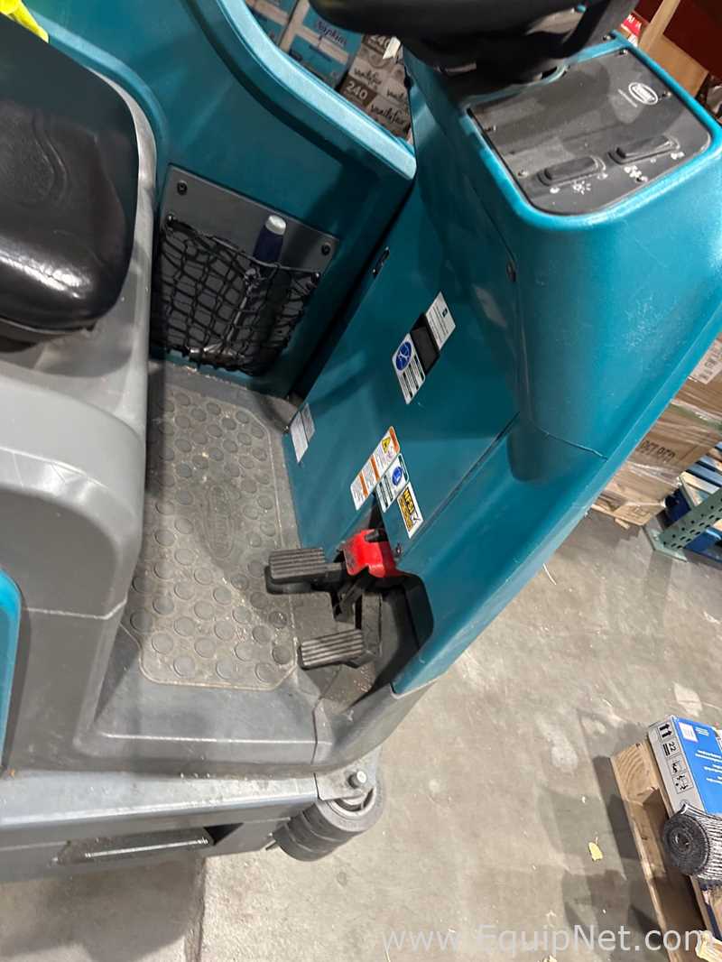 Tennant T17 Battery-Powered Ride-On Floor Scrubber
