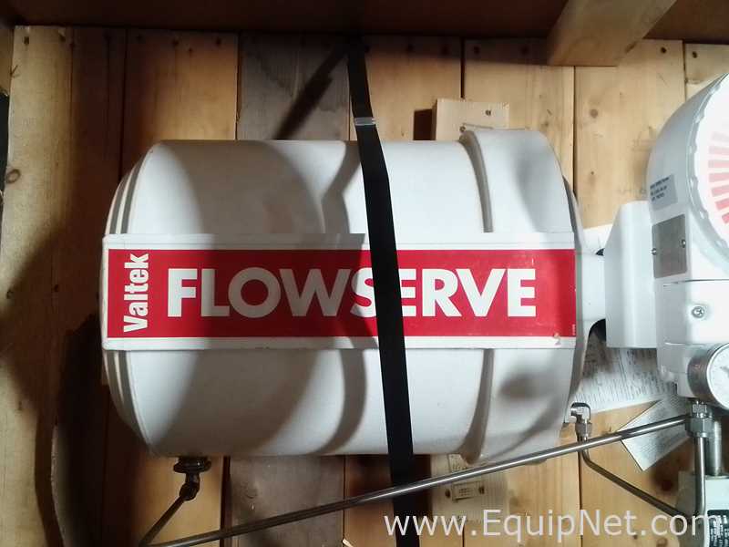 未使用的Flowserve Logix 3400 IQ数字定位器与阀门