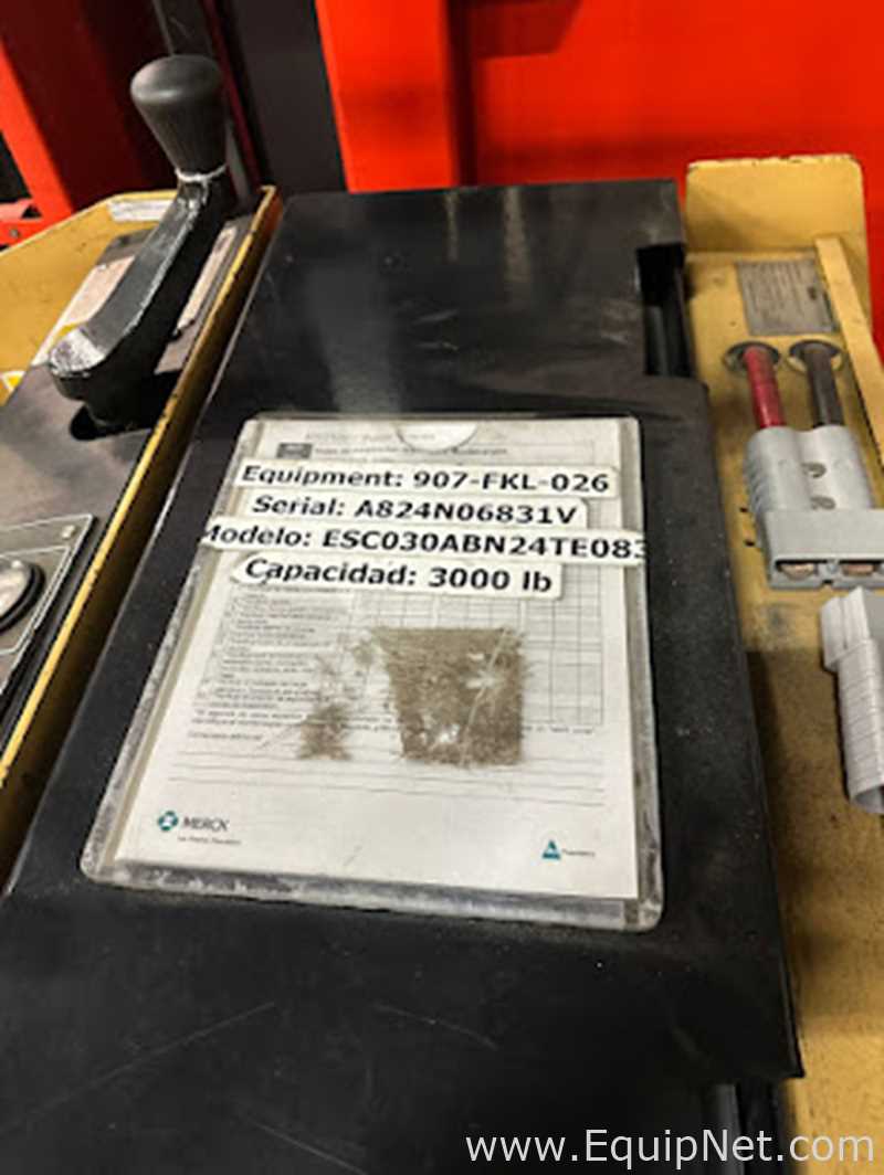 Empilhadeira Yale ESC030ABN24TE083