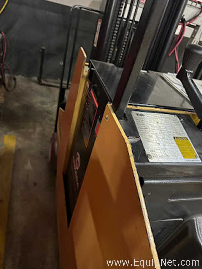 Empilhadeira Yale ESC030ABN24TE083