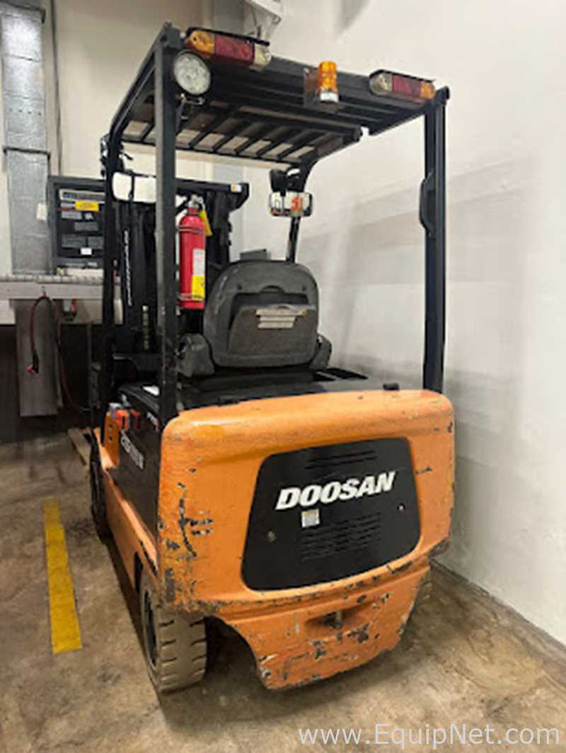 Empilhadeira Doosan Infracore B25S-5