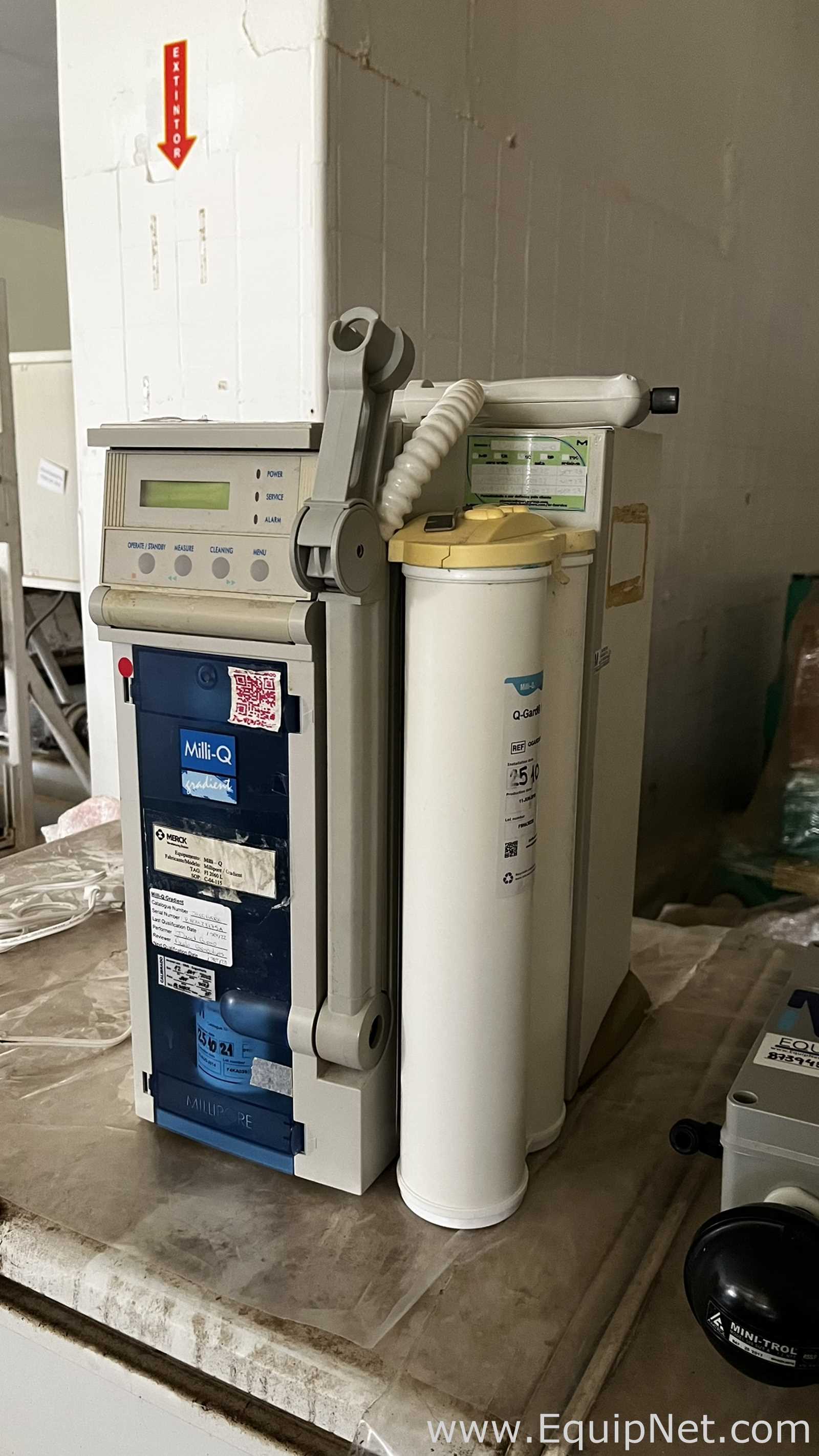 Sistema de Purificação de Água Millipore Milli-Q Gradient com Reservatório Millipore 30 Litros