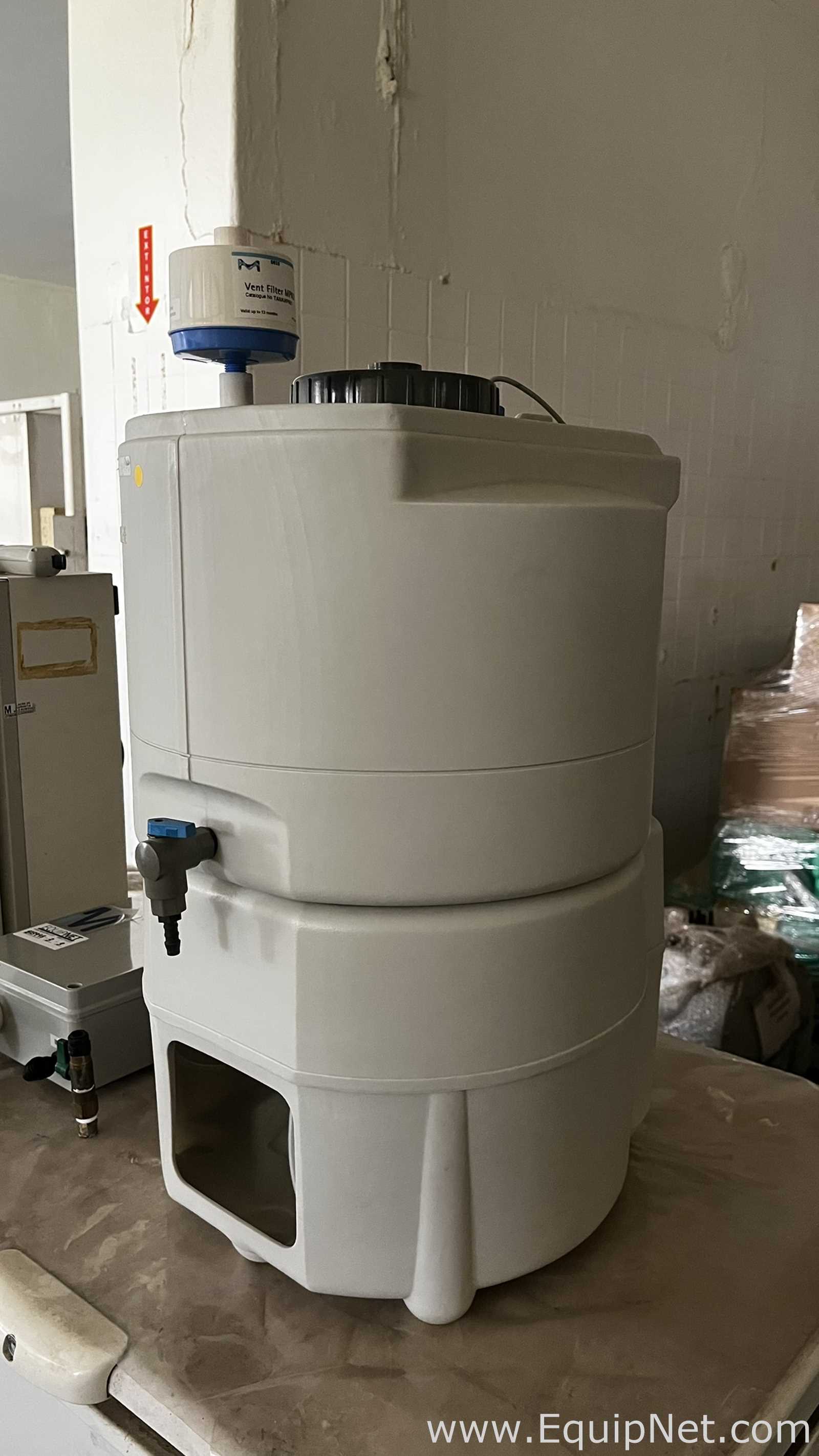 Sistema de Purificação de Água Millipore Milli-Q Gradient com Reservatório Millipore 30 Litros