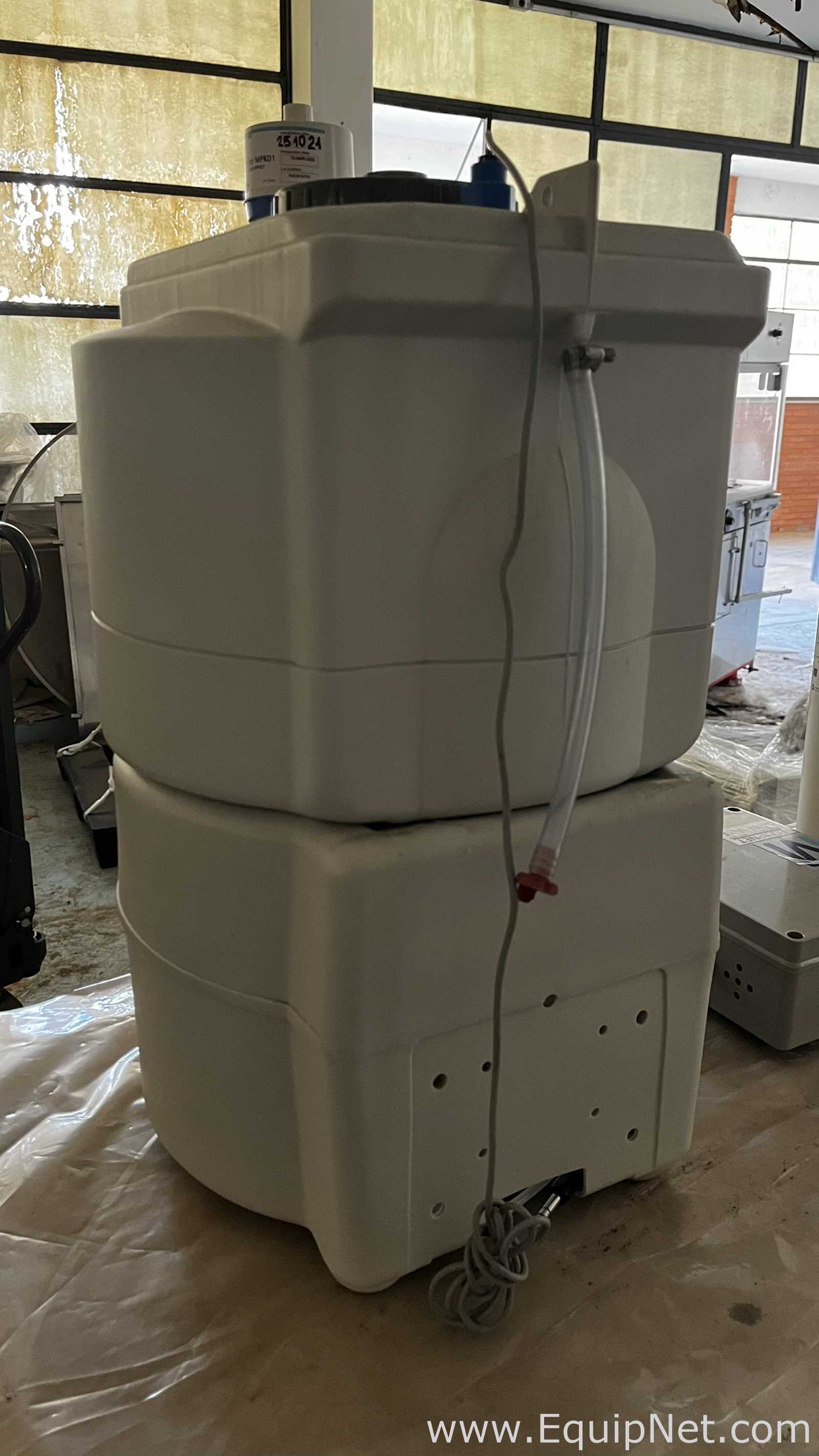Sistema de Purificação de Água Millipore Milli-Q Gradient com Reservatório Millipore 30 Litros