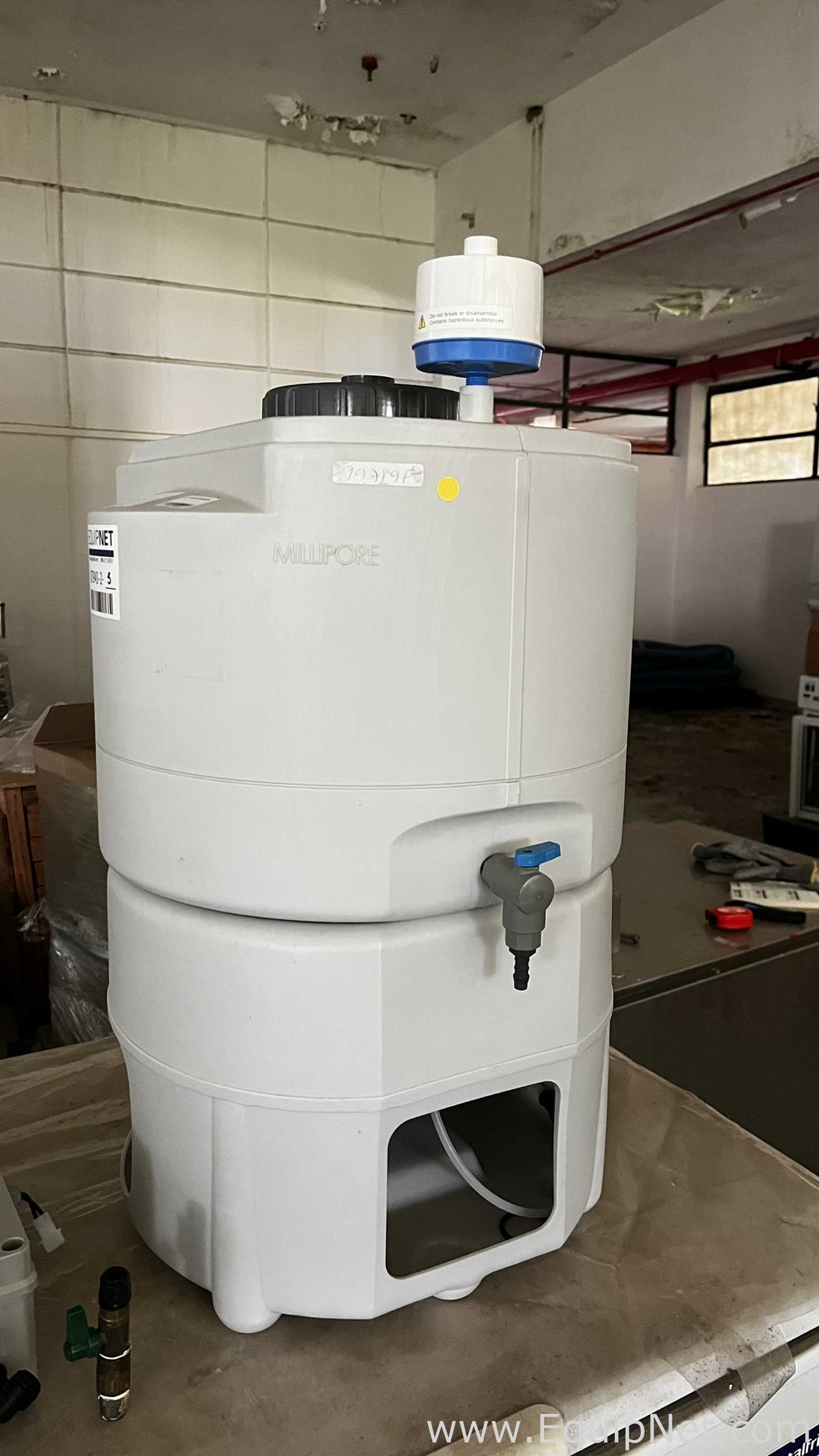 Sistema de Purificação de Água Millipore Milli-Q Gradient com Reservatório Millipore 30 Litros