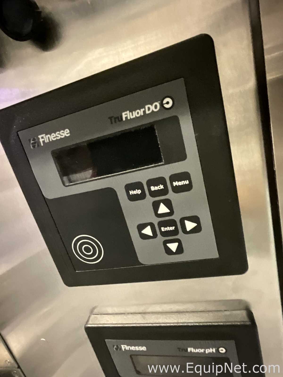 Finesse Solutions, Inc. TruViu Bioreactor with Hope Industrial Systems HIS-UM19-STAF LCD Monitor