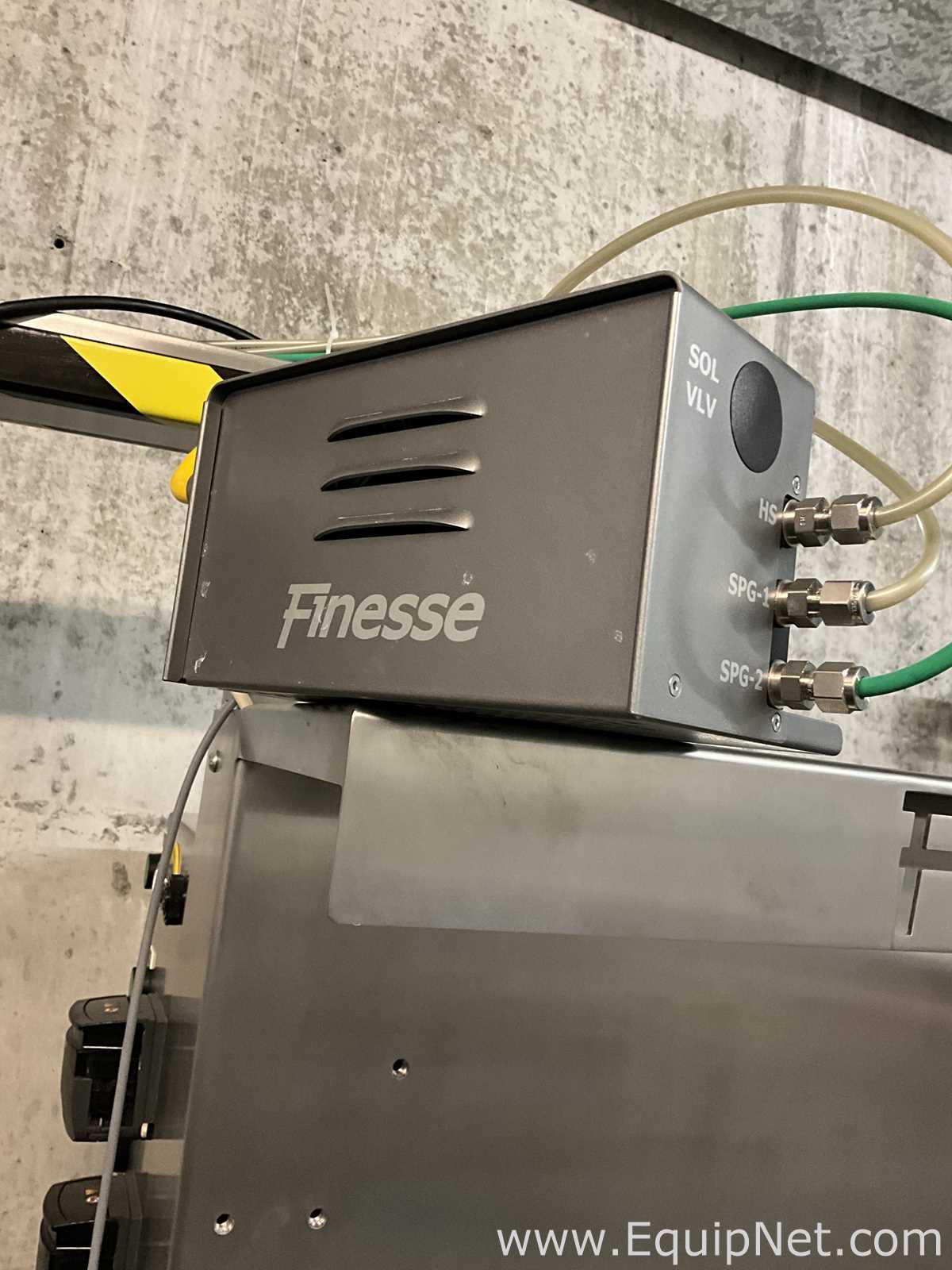 Finesse Solutions, Inc. TruViu Bioreactor with Hope Industrial Systems HIS-UM19-STAF LCD Monitor