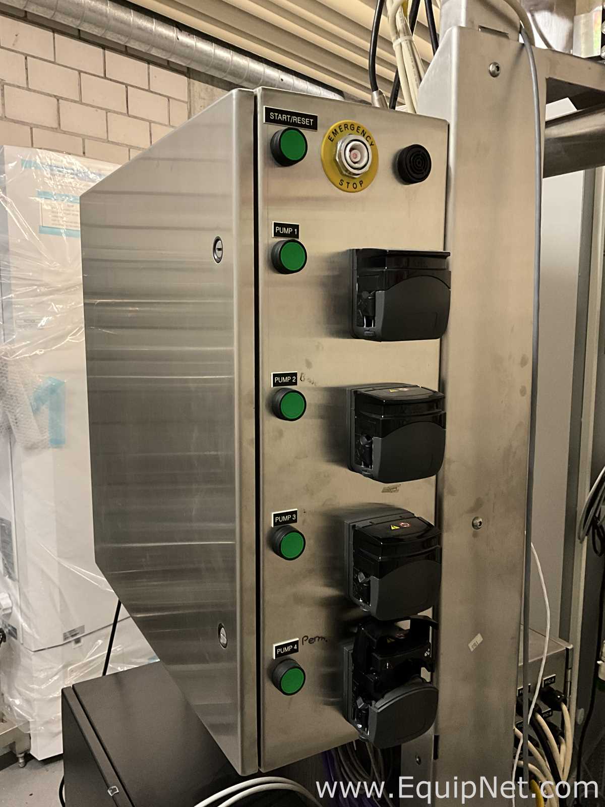 Finesse Solutions, Inc. TruViu Bioreactor with Hope Industrial Systems HIS-UM19-STAF LCD Monitor