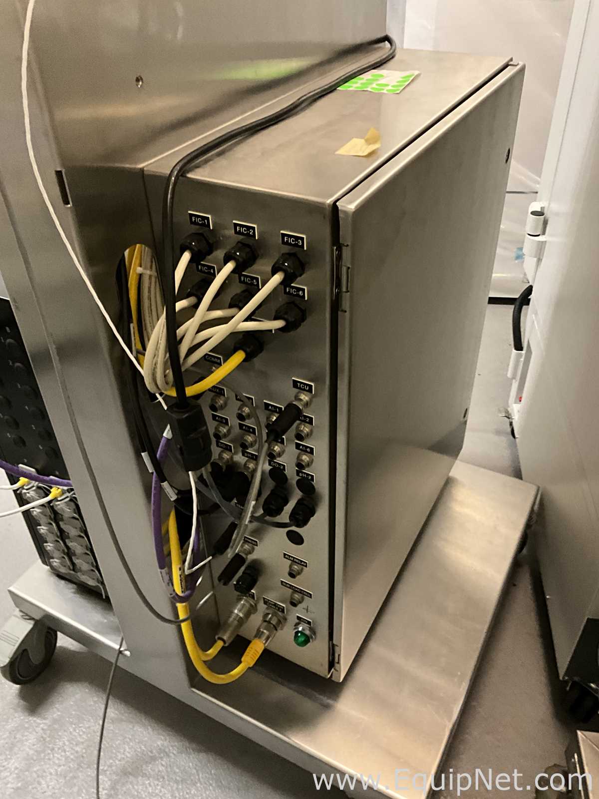 Finesse Solutions, Inc. TruViu Bioreactor with Hope Industrial Systems HIS-UM19-STAF LCD Monitor