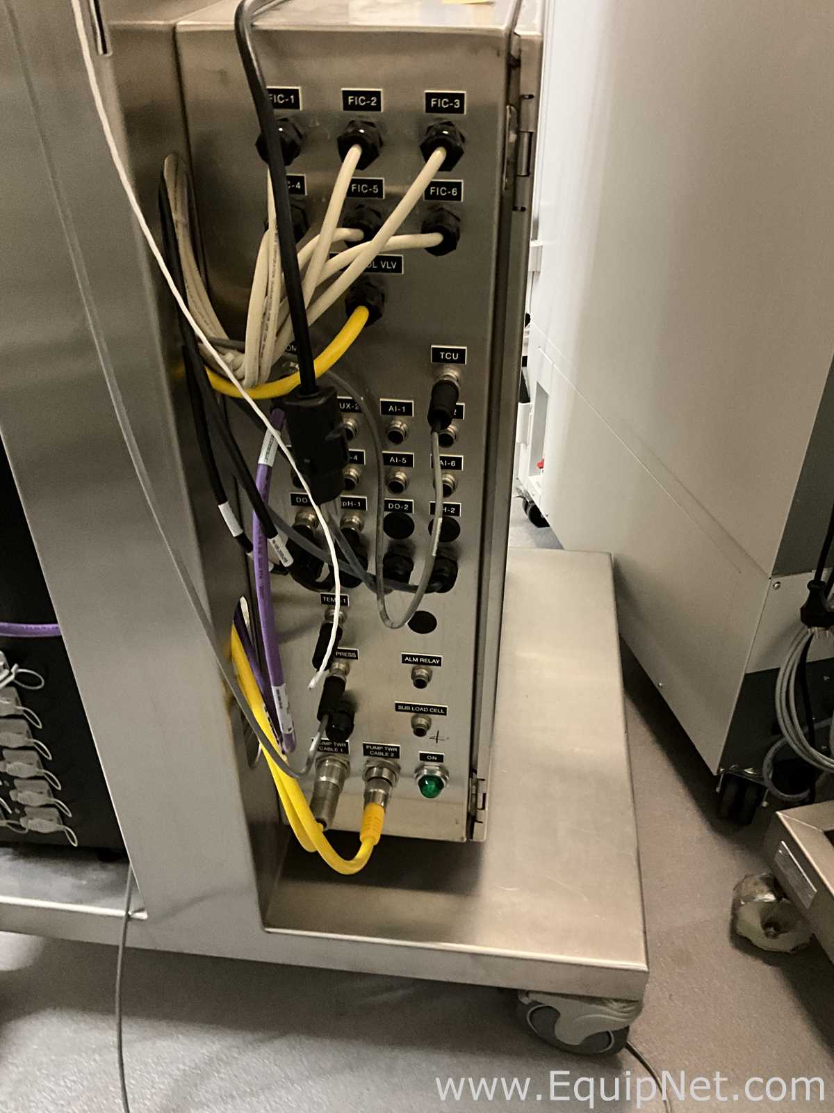 Finesse Solutions, Inc. TruViu Bioreactor with Hope Industrial Systems HIS-UM19-STAF LCD Monitor