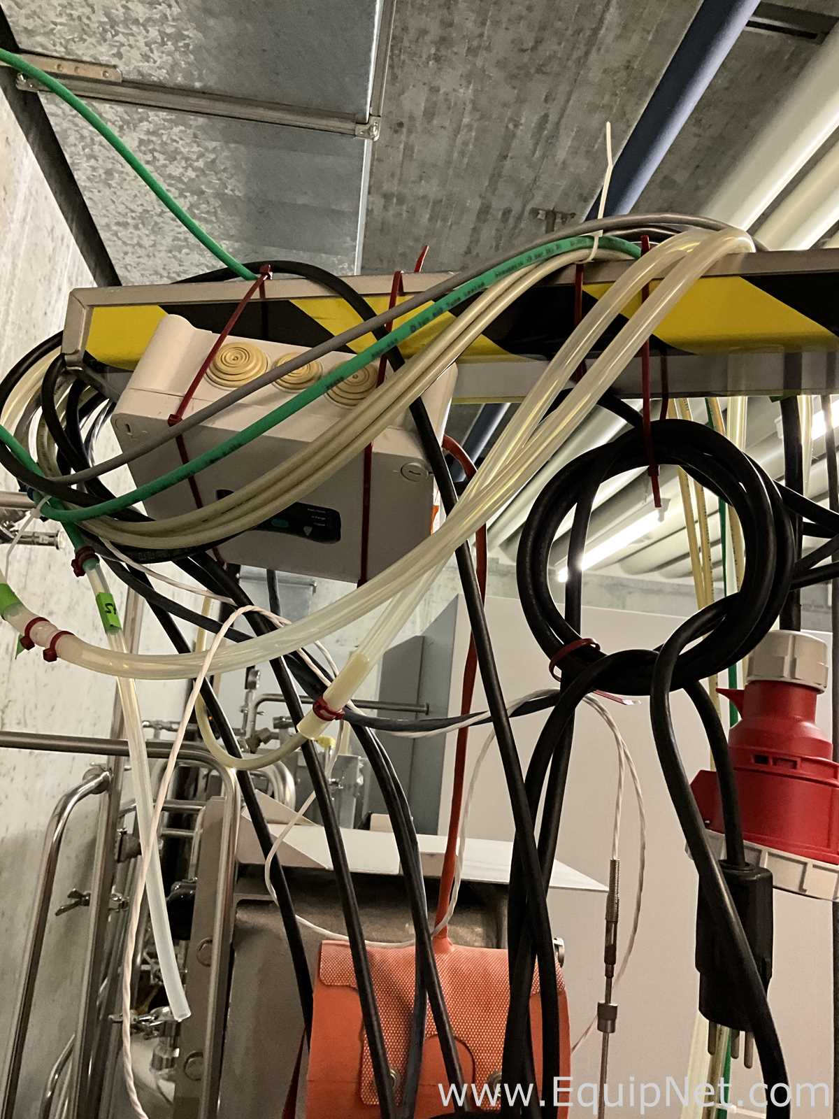 Finesse Solutions, Inc. TruViu Bioreactor with Hope Industrial Systems HIS-UM19-STAF LCD Monitor