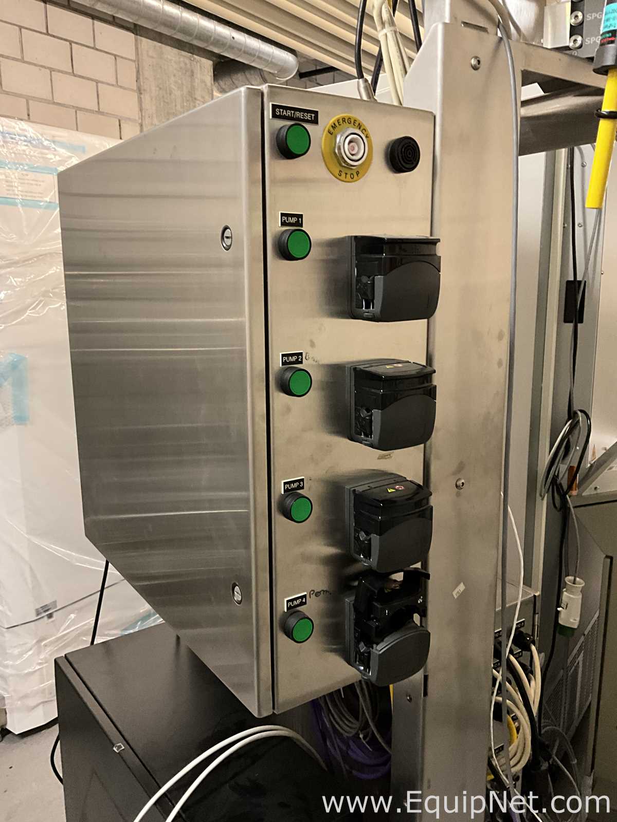 Finesse Solutions, Inc. TruViu Bioreactor with Hope Industrial Systems HIS-UM19-STAF LCD Monitor