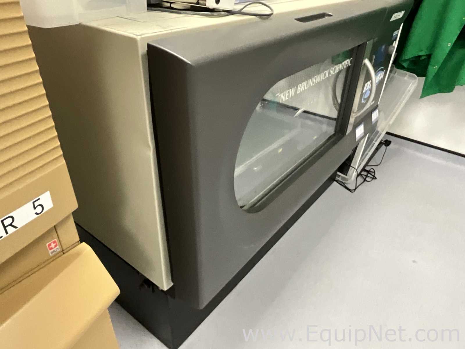New Brunswick Innova 44 Laboratory Incubator Shaker
