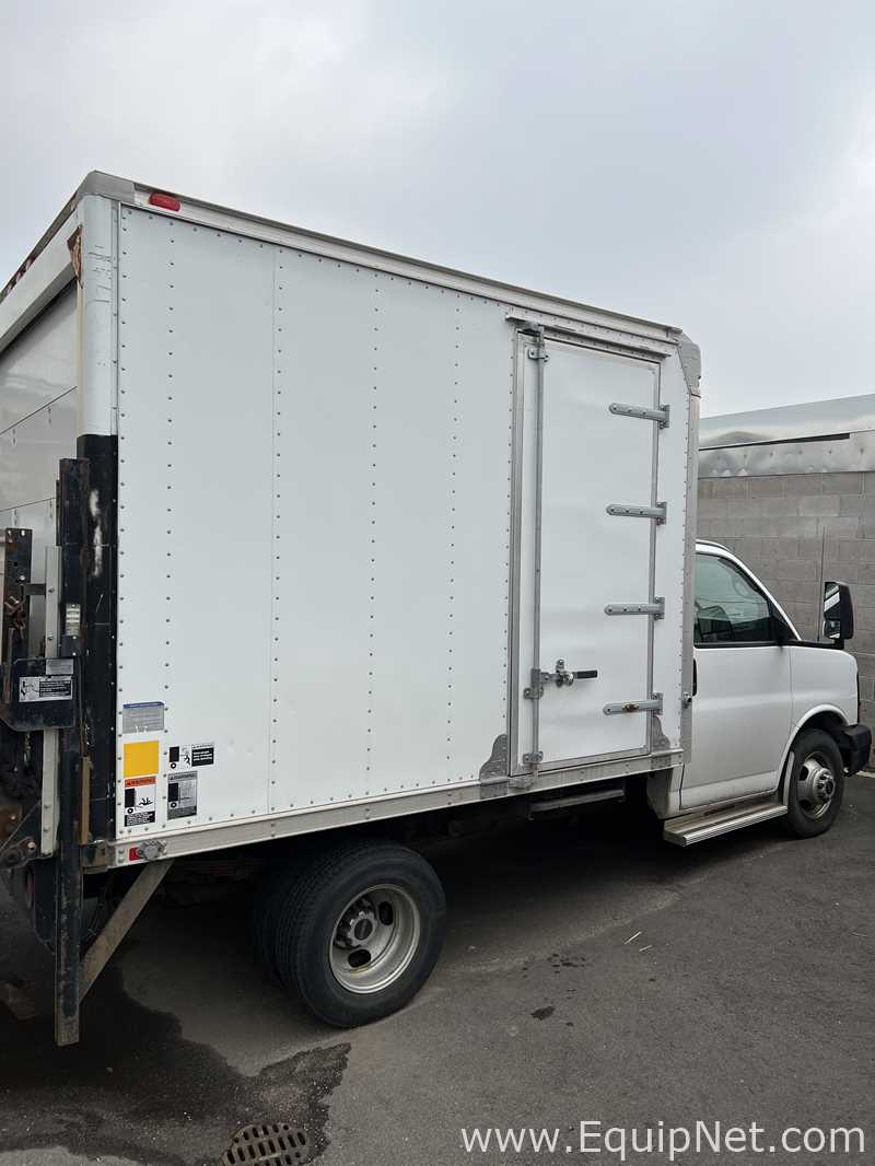 gmc box truck with liftgate