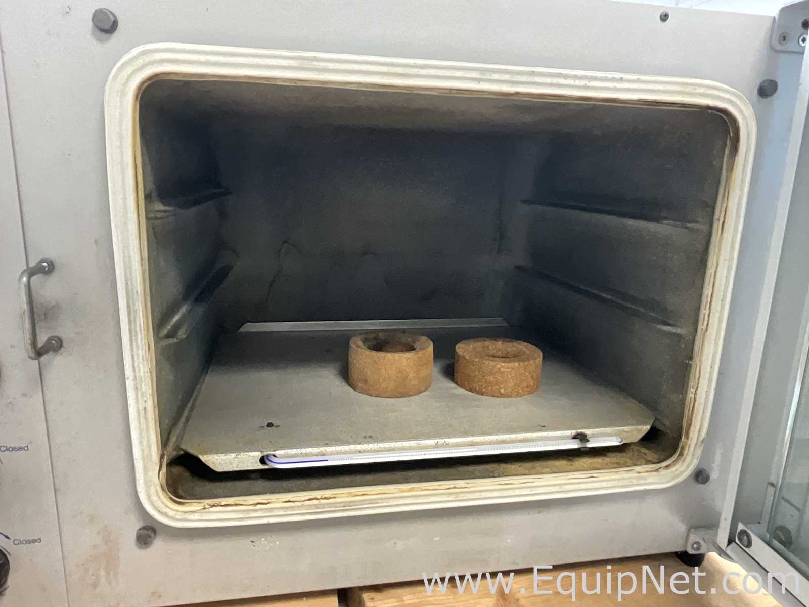 Gallenkamp OVA031.XX1.5 Laboratory Vacuum Oven with Edwards ELab2 Vacuum Pump