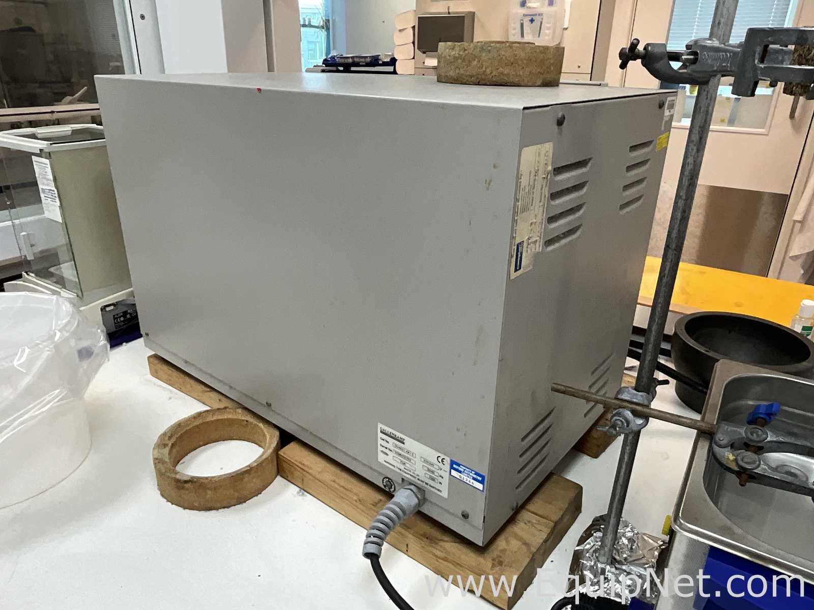 Gallenkamp OVA031.XX1.5 Laboratory Vacuum Oven with Edwards ELab2 Vacuum Pump