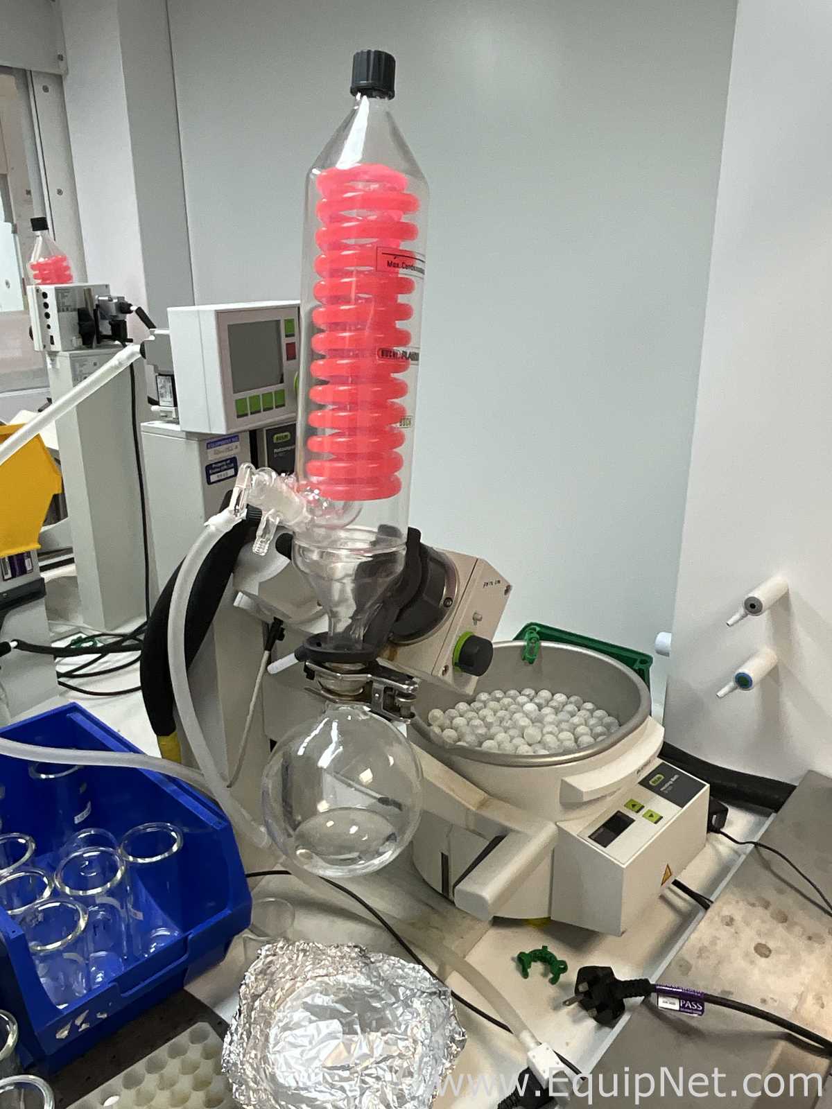 Buchi R-100 Rotary Evaporator with B-100 Heating Bath and V-300 Vacuum Pump