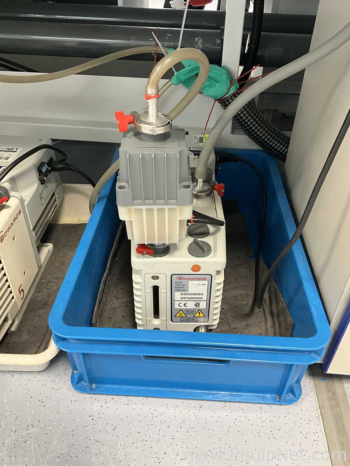 Buchi R-100 Rotary Evaporator with B-100 Heating Bath and V-300 Vacuum Pump