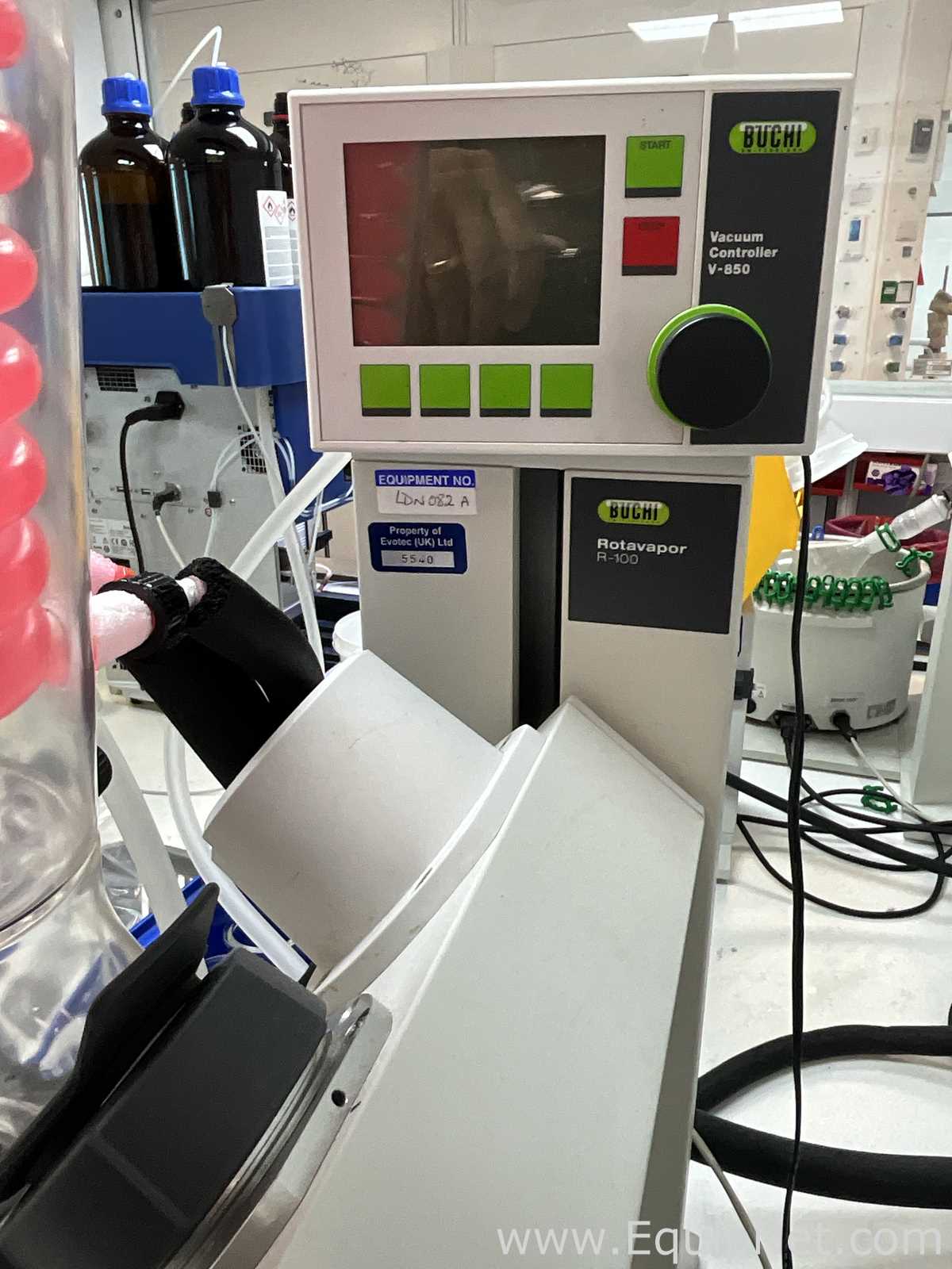 Buchi R-100 Rotary Evaporator with B-100 Heating Bath and V-300 Vacuum Pump