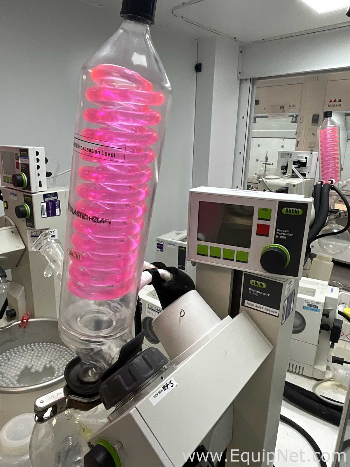 Buchi R-100 Rotary Evaporator with B-100 Heating Bath and V-300 Vacuum Pump