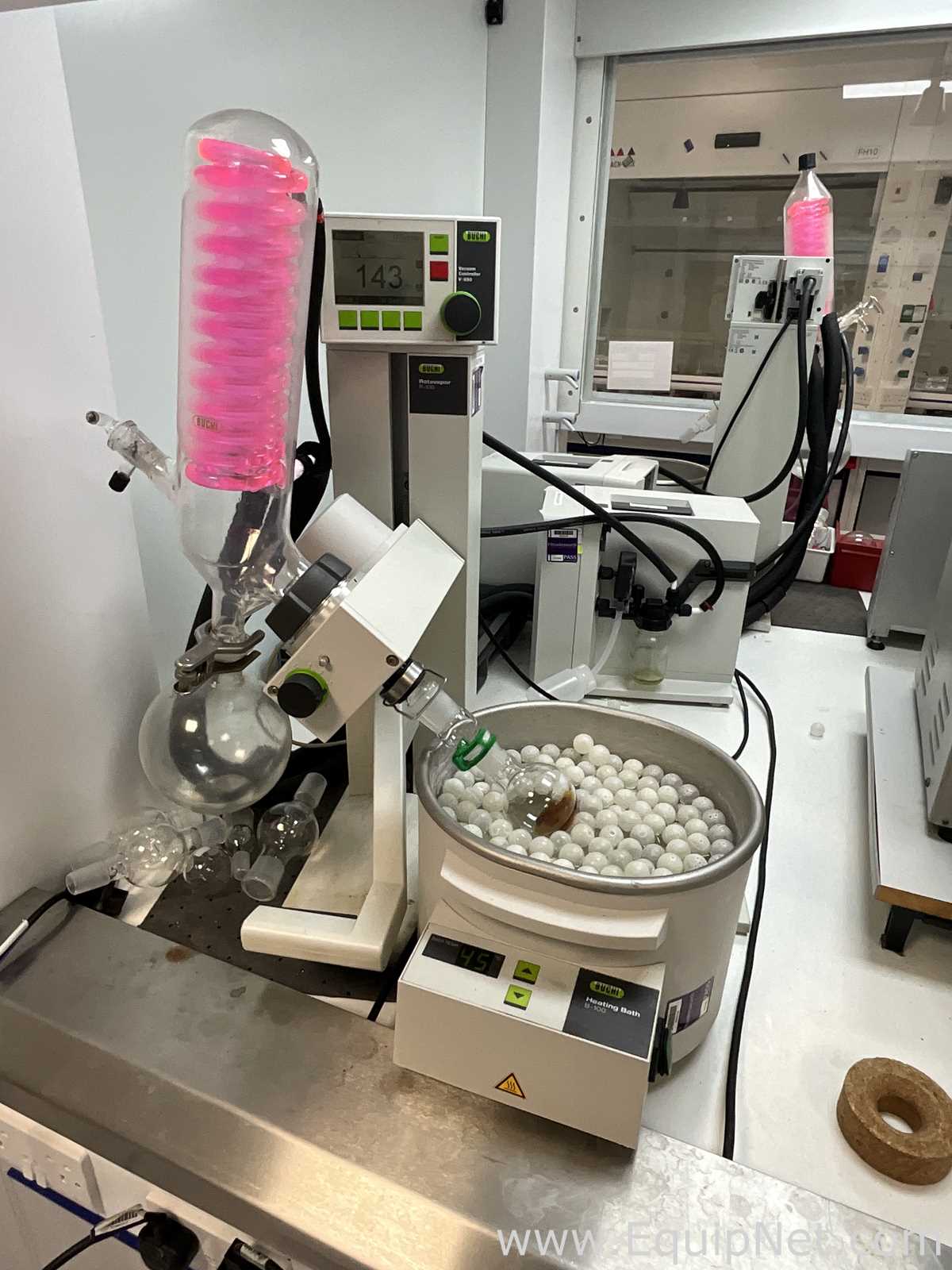 Buchi R-100 Rotary Evaporator with B-100 Heating Bath and V-300 Vacuum Pump