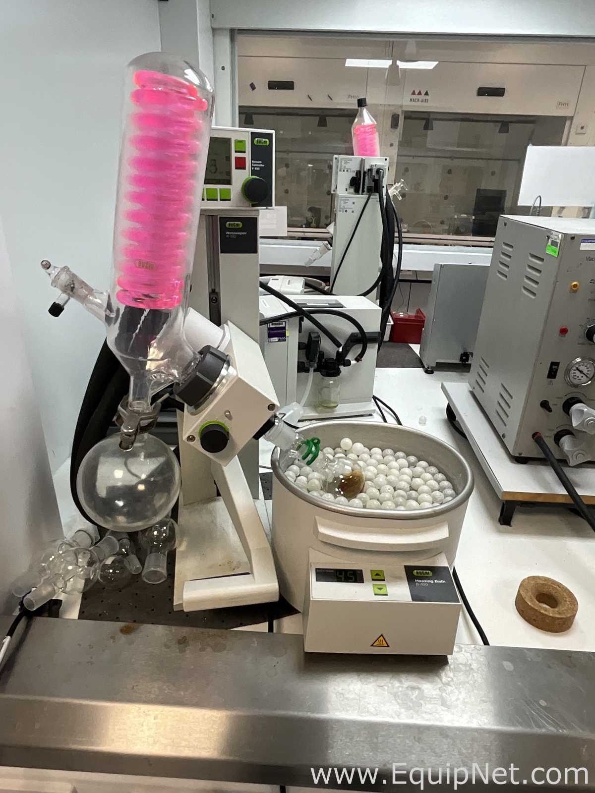 Buchi R-100 Rotary Evaporator with B-100 Heating Bath and V-300 Vacuum Pump