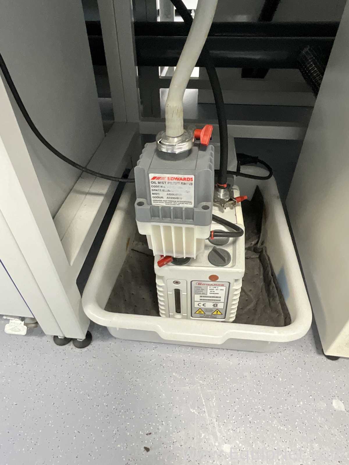 Gallenkamp OVA031.XX1.5 Laboratory Vacuum Oven with Edwards ELab2 Vacuum Pump