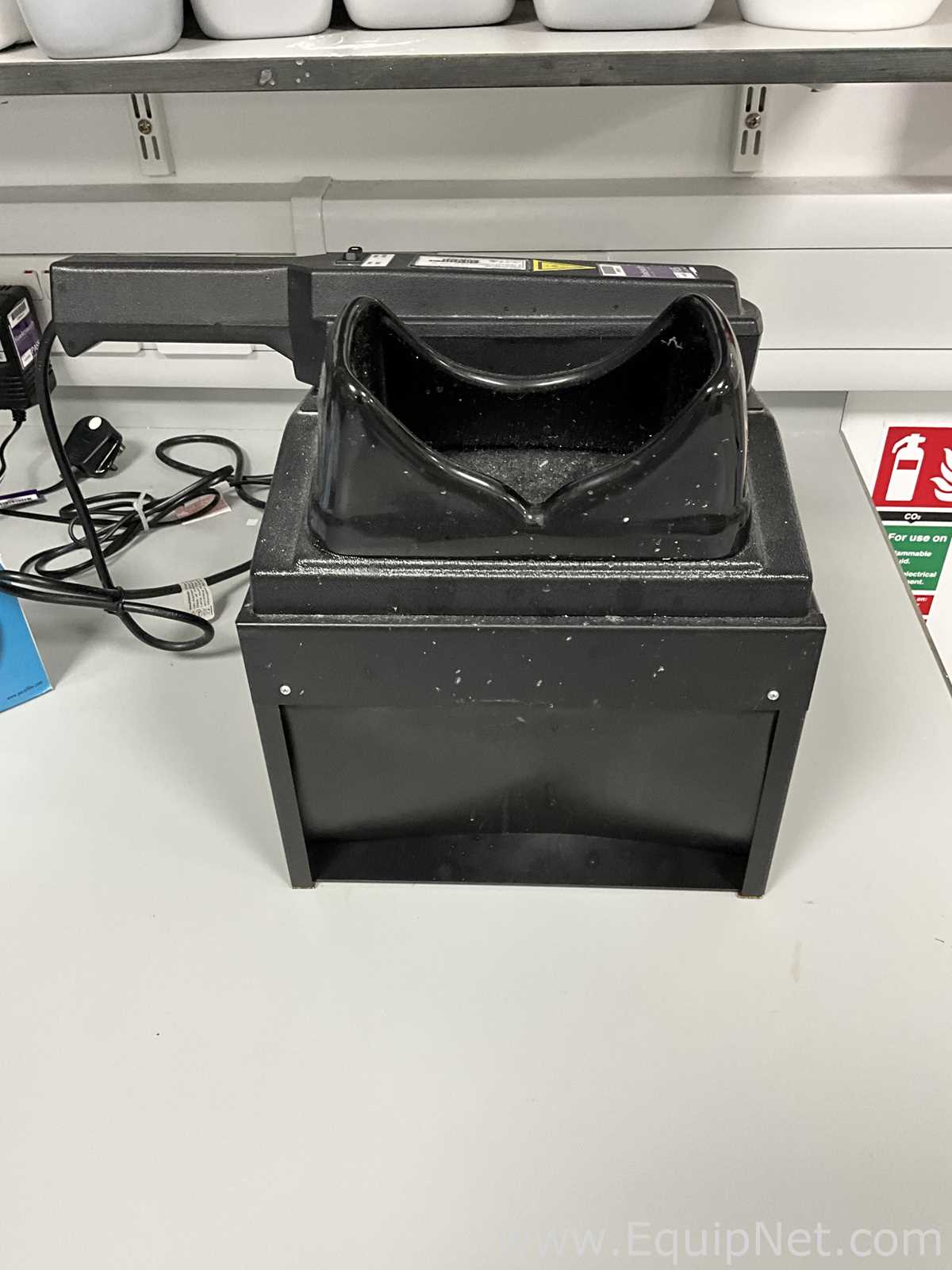 Analytik Jena UVP UVGL-58 Handheld UV Lamp With UVP Chromato-Vue Cabinet