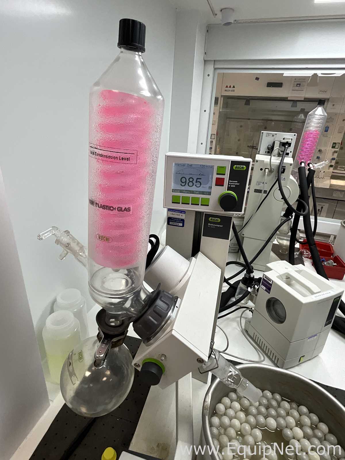 Buchi R-100 Rotary Evaporator with B-100 Heating Bath and V-700 Vacuum Pump