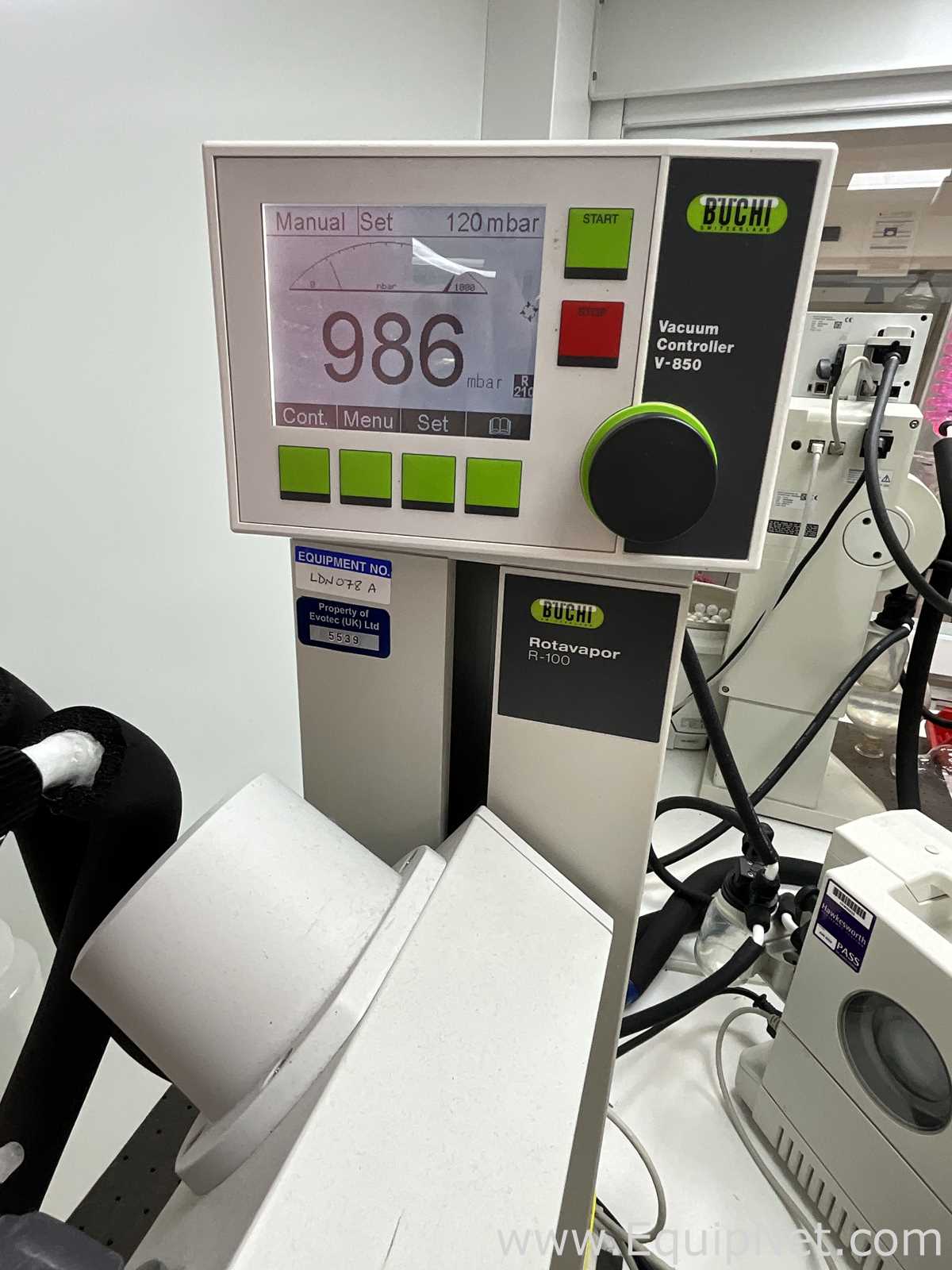 Buchi R-100 Rotary Evaporator with B-100 Heating Bath and V-700 Vacuum Pump