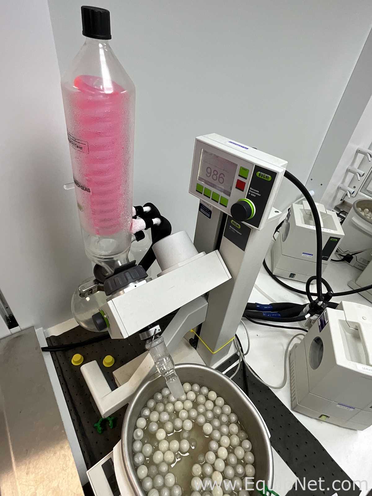 Buchi R-100 Rotary Evaporator with B-100 Heating Bath and V-700 Vacuum Pump