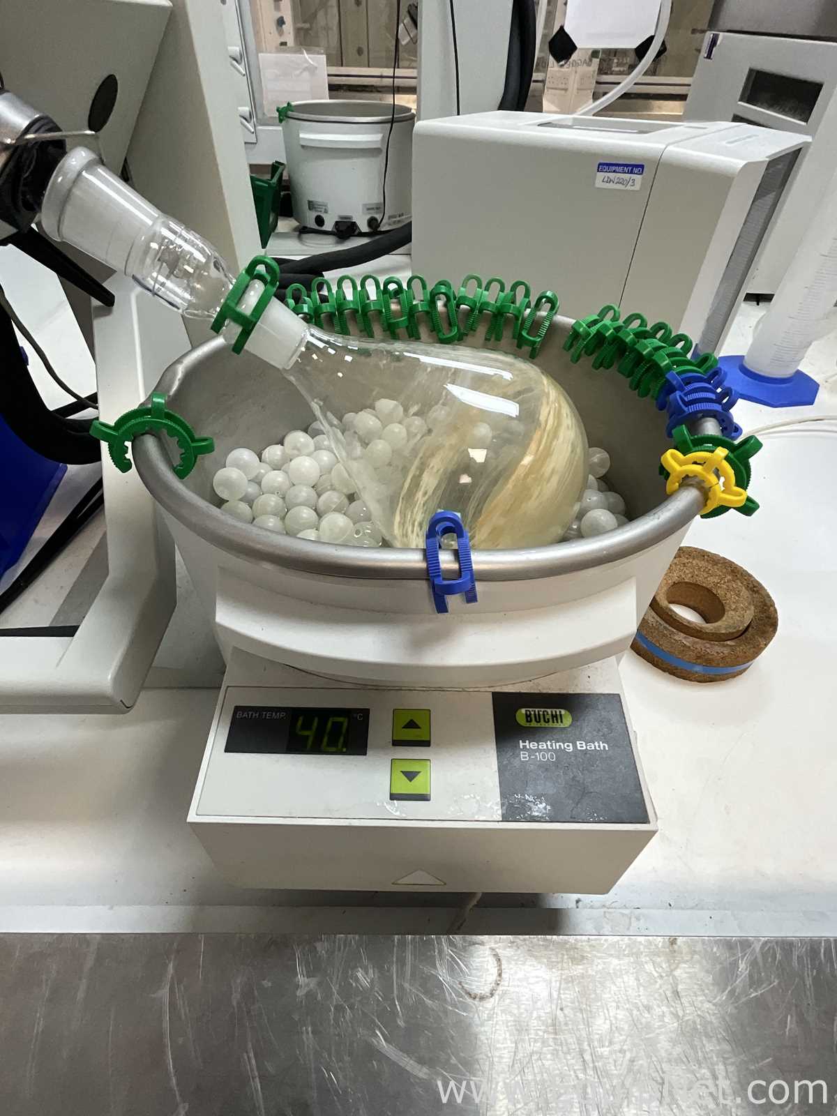 Buchi R-100 Rotary Evaporator with B-100 Heating Bath and V-300 Vacuum Pump