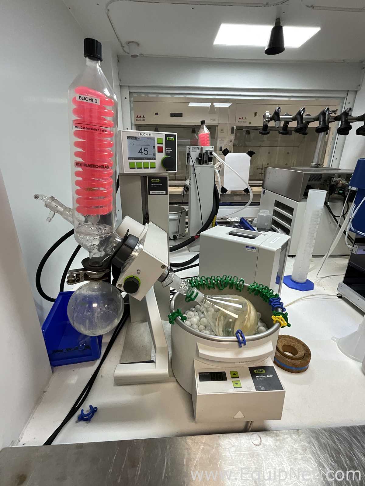 Buchi R-100 Rotary Evaporator with B-100 Heating Bath and V-300 Vacuum Pump