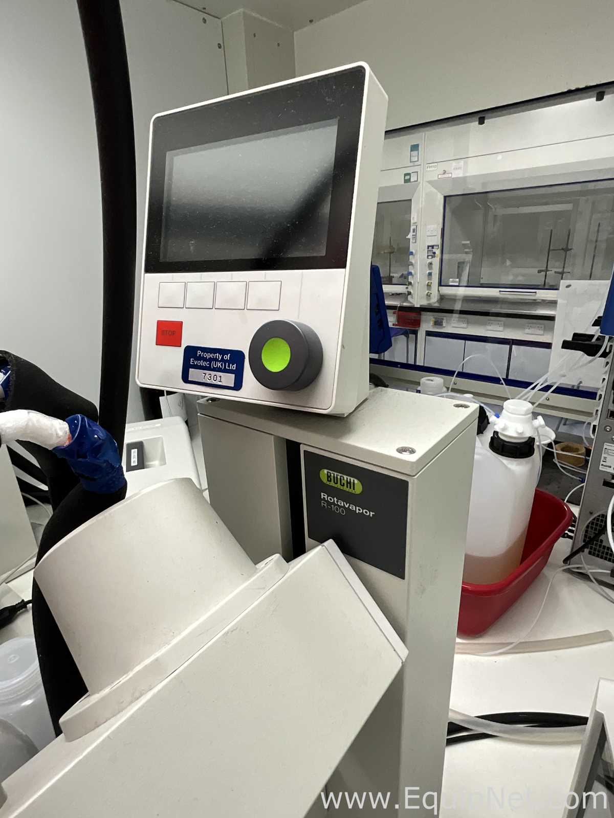 Buchi R-100 Rotary Evaporator with B-100 Heating Bath and V-300 Vacuum Pump