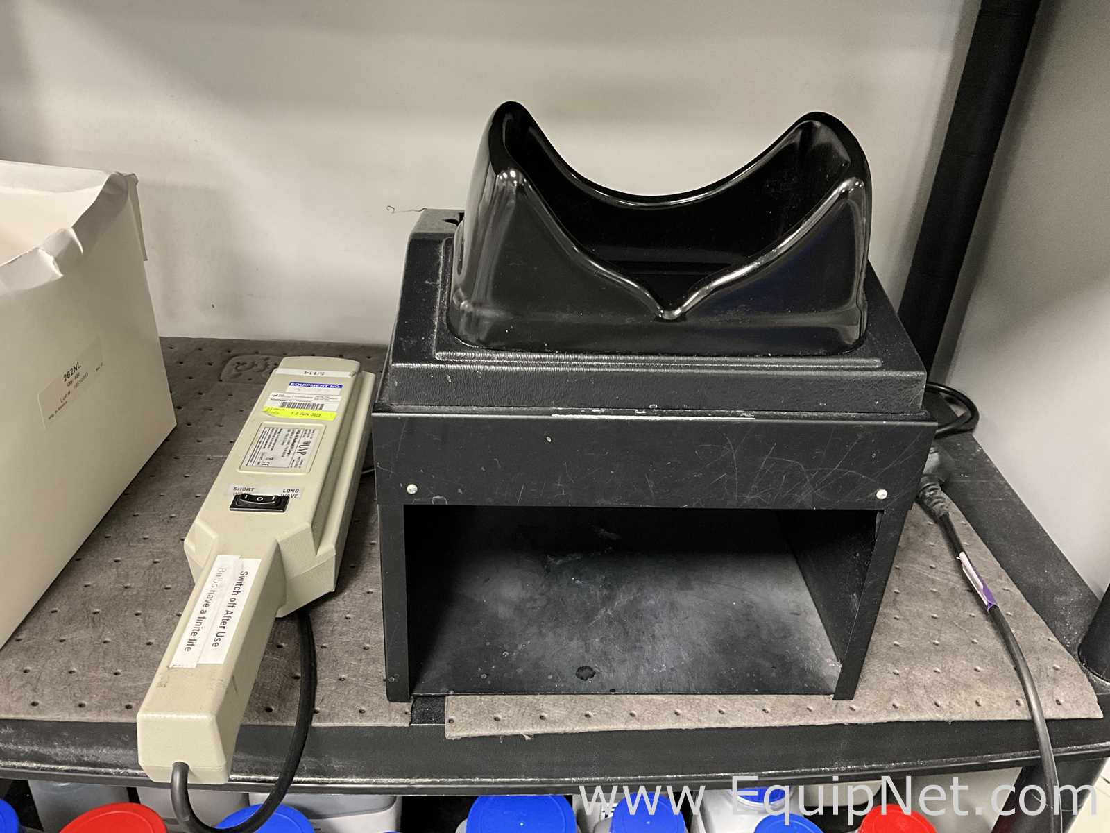 UVP UVGL-58 Handheld UV Lamp With Chromato Vue Cabinet