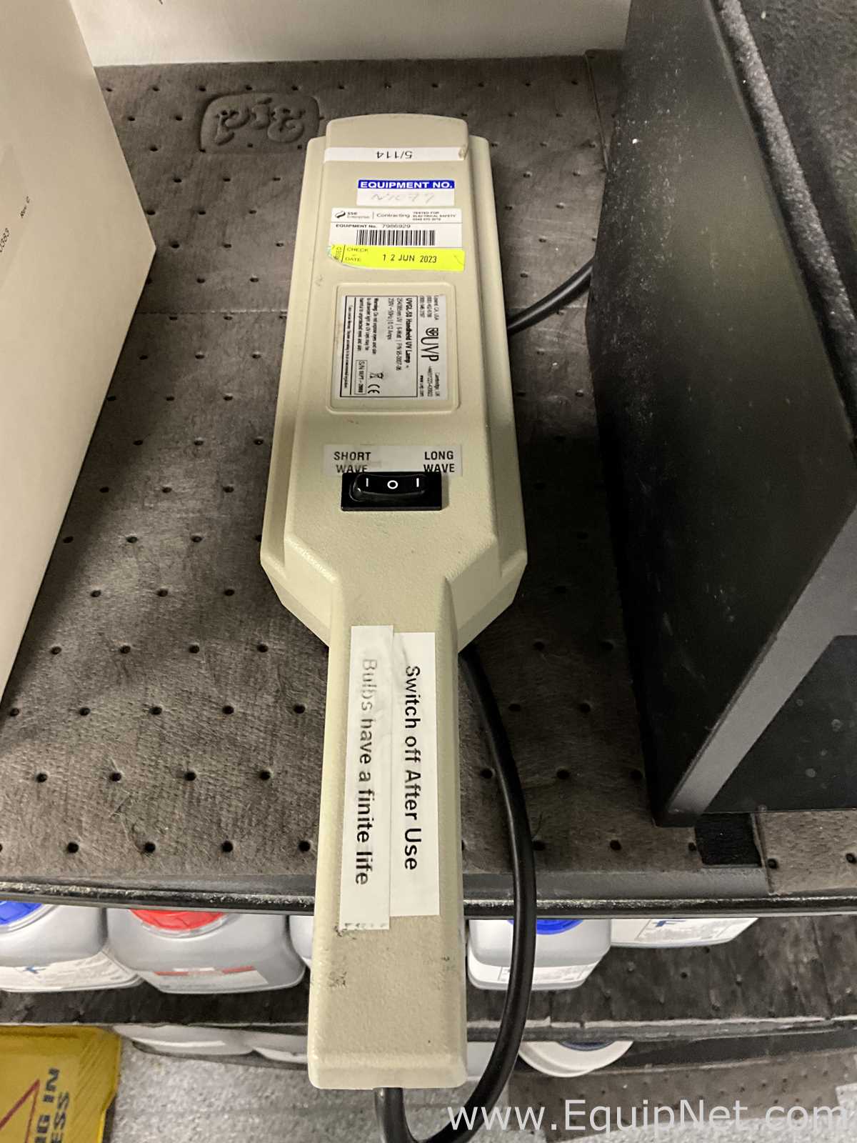 UVP UVGL-58 Handheld UV Lamp With Chromato Vue Cabinet