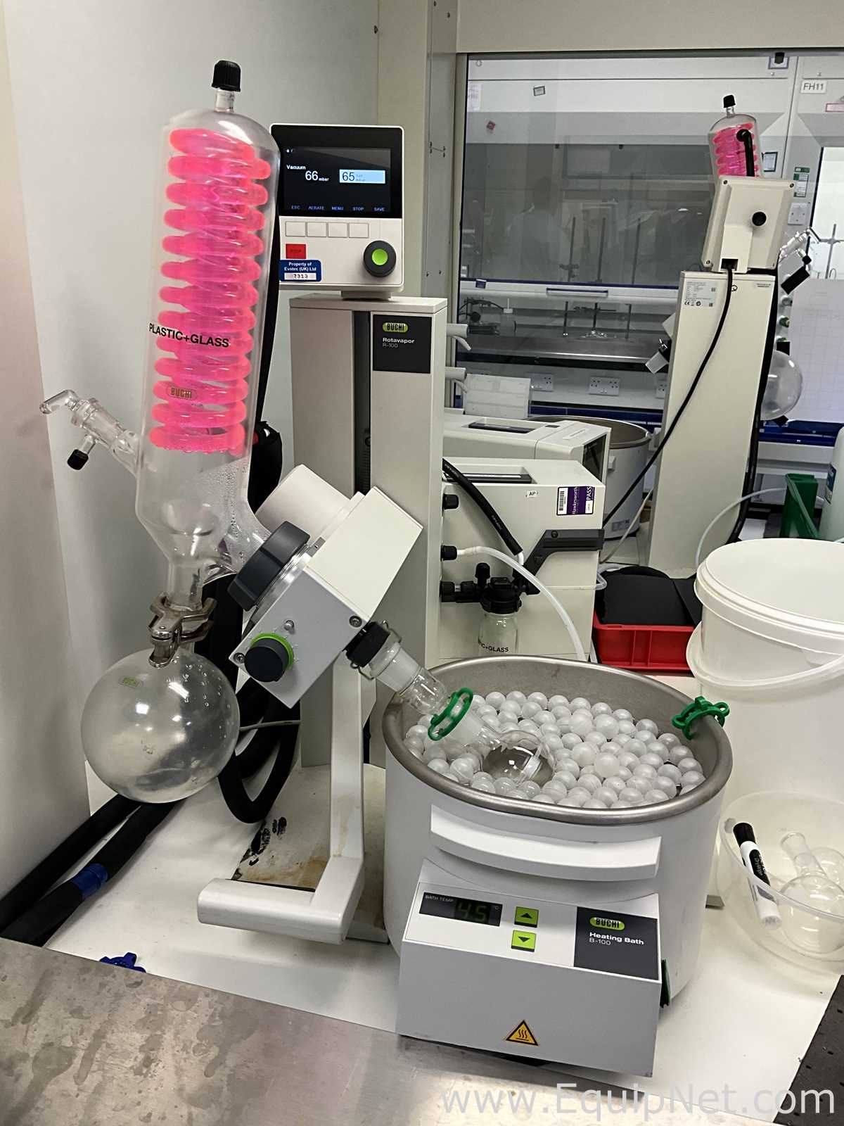 Buchi R-100 Rotary Evaporator with B-100 Heating Bath, V-300 Vacuum Pump and Huber Minichiller 300