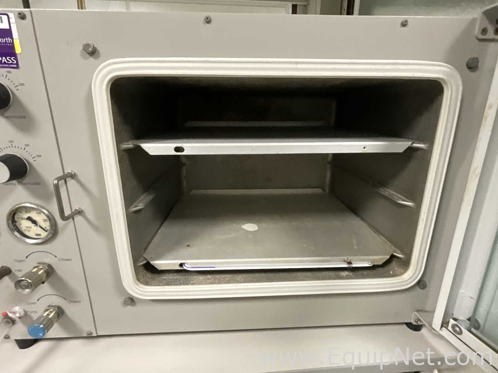 Gallenkamp OVA031.XX1.5 Laboratory Vacuum Oven with Edwards ELab2 Vacuum Pump