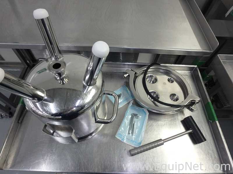 Maquina Monobloque de Llenado-Tapado de Frasco marcaRomacoMacofar modeloLVI4 con Equipos Perifericos